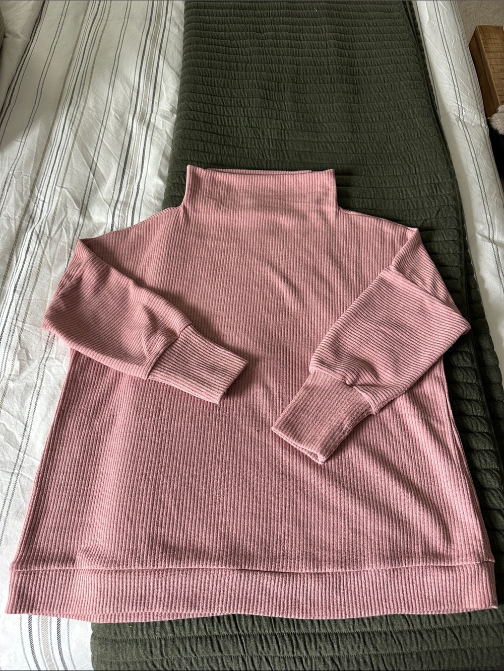 ANDREE BY UNIT Ribbed Turtleneck Sweater in Dusty Pink
